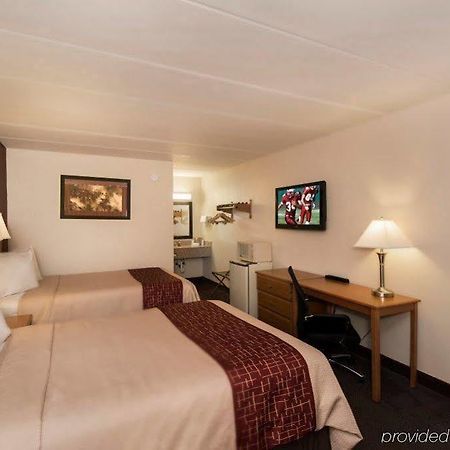 Avid Hotel Стонтон Экстерьер фото